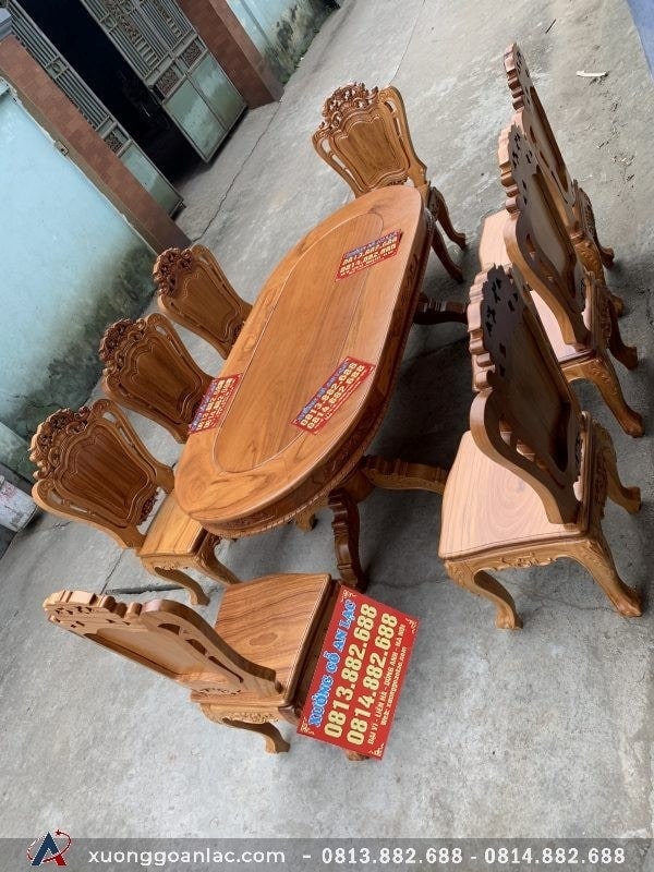 Bàn ăn bầu dục gỗ gõ đỏ 8 ghế hoa lá tây Chị Lam (Sơn La) 13 Bộ bàn ăn bầu dục gỗ Gõ đỏ 8 ghế