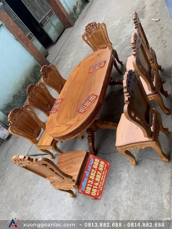Bàn ăn bầu dục gỗ gõ đỏ 8 ghế hoa lá tây Chị Lam (Sơn La) 1 Bàn ăn bầu dục gỗ gõ đỏ 8 ghế hoa lá tây Chị Lam (Sơn La)