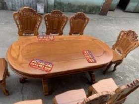 Bàn ăn bầu dục gỗ gõ đỏ 8 ghế hoa lá tây Chị Lam (Sơn La) 7 Bàn ăn gỗ Gõ