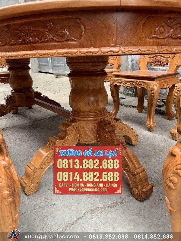 Bàn ăn bầu dục gỗ gõ đỏ 8 ghế hoa lá tây Chị Lam (Sơn La) 11 Chân bàn ăn hình trụ gỗ gõ đỏ