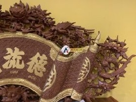 Phần chữ và viền trên cuốn thư và hoành phi đều được rát vàng