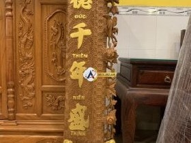 Hoành phi phải, viền đục hình hoa mai