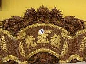 Đỉnh của cuốn thư chạm khắc hình Lan và phượng Hoàng cách điệu từ hoa mai