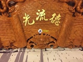 Đục chiện toàn bộ trên mặt cuốn thư