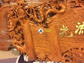 Mọi đường nét chi tiết trong cuốn thư được điêu khắc tỉ mỉ