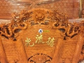 Cuốn thư được đục tay thủ công