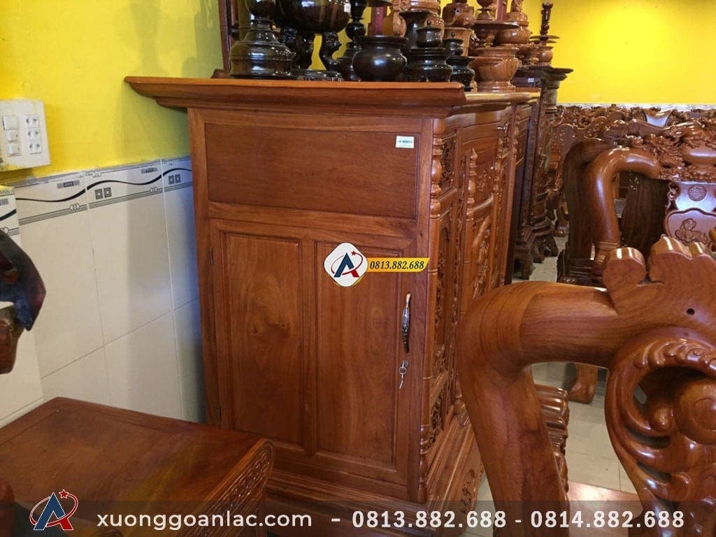 Tủ thờ hoa sen gỗ gõ đỏ cao cấp 17 cánh của tủ thờ ở 2 bên hồi tủ