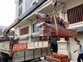 Quá trình vẩn chuyển lên phòng khách phải dùng cẩu, đưa lên một cách nhẹ nhàng đảm bảo nguyên vẹn, không xước xát