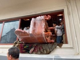 Qúa trình kê vào phòng khách cần huy động nhiều mới mới bê được