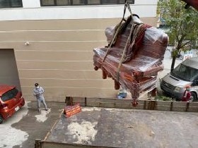 Bộ bàn ghế đã được đóng gói kĩ càng và vận chuyển một cách cẩn thận