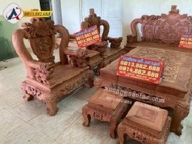 Đôn ghế cũng được chạm trổ kỹ lưỡng