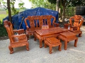 Mặt bàn bộ Quốc Voi được đục đẽo hoa văn tinh xảo, đóng khung tranh dày dặn 4cm. Bàn được thiết kế có ngăn kéo tiện lợi