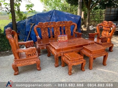 Mặt bàn bộ Quốc Voi được đục đẽo hoa văn tinh xảo, đóng khung tranh dày dặn 4cm. Bàn được thiết kế có ngăn kéo tiện lợi