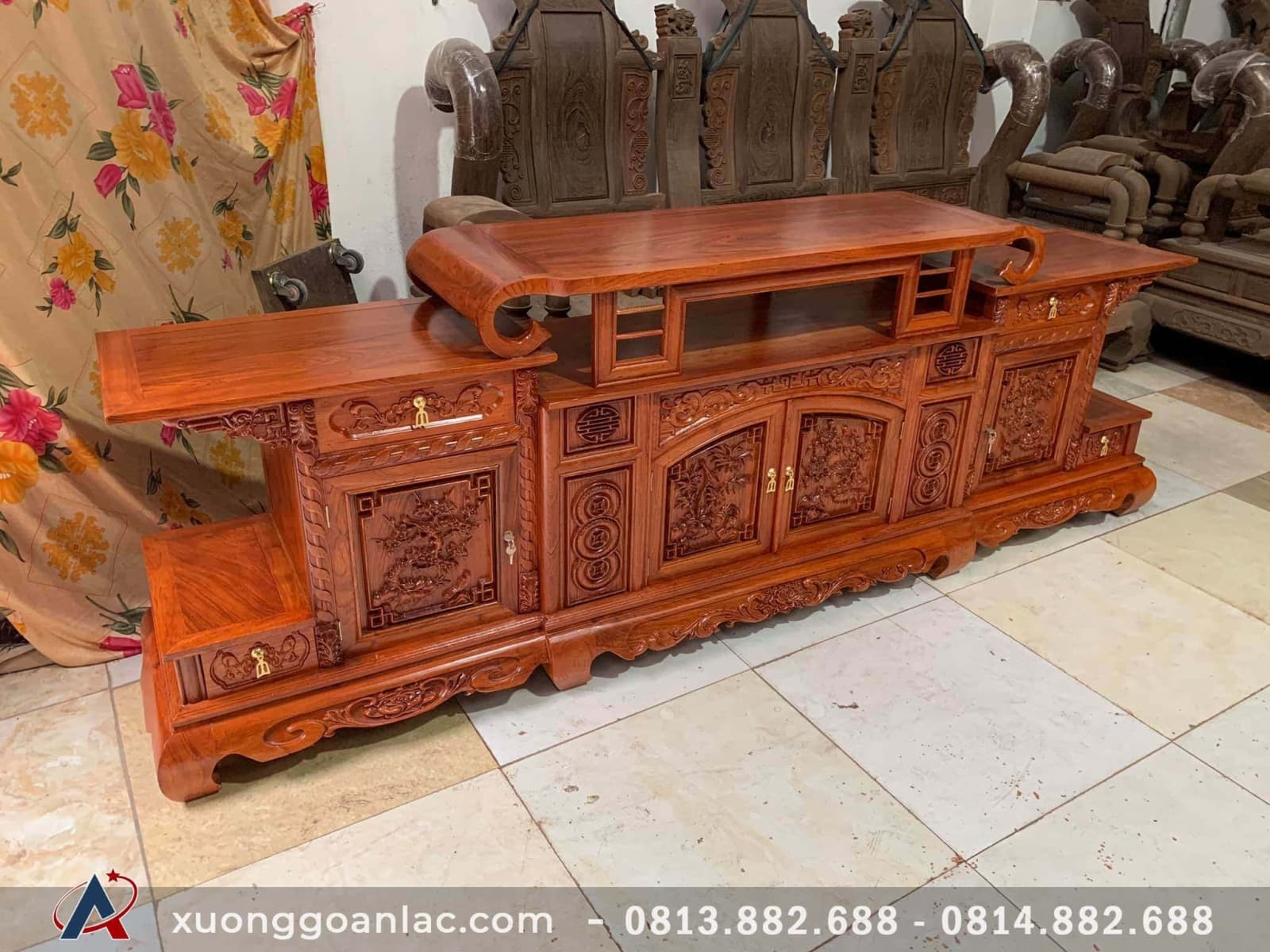 Kệ tivi Sừng Trâu gỗ hương đá hàng dày cánh đục sâu dài 2m4 13 Góc nghiêng Kệ tivi gỗ hương đá hàng dày cánh đục sâu dài 2m4
