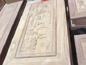 Mặt bàn có thể lắp thêm kính trong để bảo vệ chất gỗ