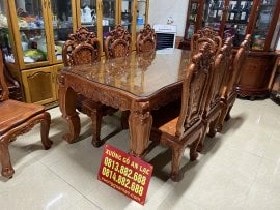 Bàn ăn 8 ghế mẫu Louis Hoàng Gia đục hoa hồng 2 mặt gỗ hương đá - Gia đình anh Sơn chị Nguyệt ở Quảng Ninh 12 Chân bàn, chân ghế được lấy ý tưởng từ kiểu dáng bàn ghế hoàng gia với chân quỳ chạm hoa tây độc đáo.