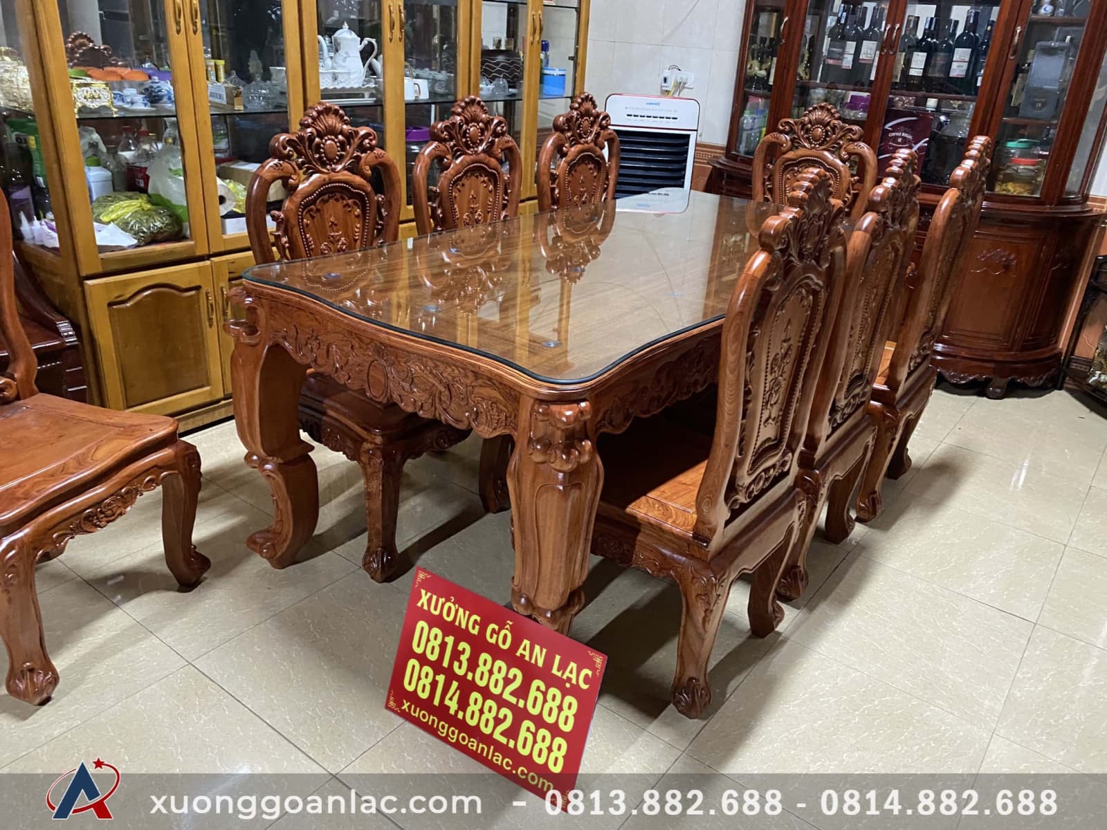 Bàn ăn 8 ghế mẫu Louis Hoàng Gia đục hoa hồng 2 mặt gỗ hương đá - Gia đình anh Sơn chị Nguyệt ở Quảng Ninh 18 Chân bàn, chân ghế được lấy ý tưởng từ kiểu dáng bàn ghế hoàng gia với chân quỳ chạm hoa tây độc đáo.