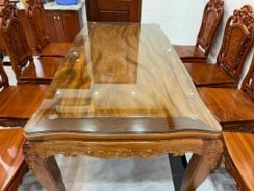 Bàn ăn gỗ gõ đỏ 8 ghế hoa hồng giao anh Tiên ở Đà Nẵng 5 mặt bàn vân cực đẹp
