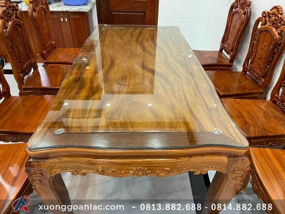 Bàn ăn gỗ gõ đỏ 8 ghế hoa hồng giao anh Tiên ở Đà Nẵng 2 mặt bàn vân cực đẹp