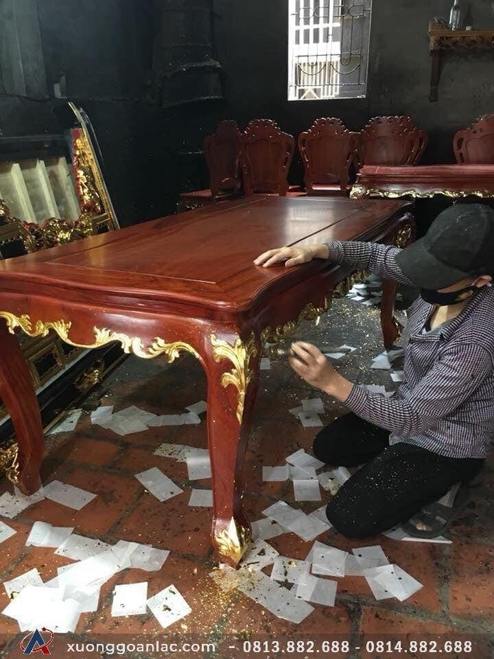 Bộ bàn ăn louis gõ đỏ dát vàng 6 ghế (chị Hoa ở Hà Giang) 20 Quá trình dát vàng chiếc bàn ăn