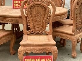 Bộ bàn ăn tròn 8 ghế hồng hạt gỗ hương đá đục 2 mặt (Anh Tuấn, Đà Nẵng) 9 Yếm ghế được trang trí hoa hồng với đường nét đục sâu, uyển chuyển.