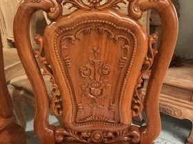 Bộ bàn ăn 8 ghế mẫu Louis Hoa Hồng gỗ Gõ Đỏ chọn vân VIP (Chú Hòa, Sơn Tây) 9 Ghế ăn Hoàng Gia Luis kết hợp vách chạm hoa hồng sắc nét