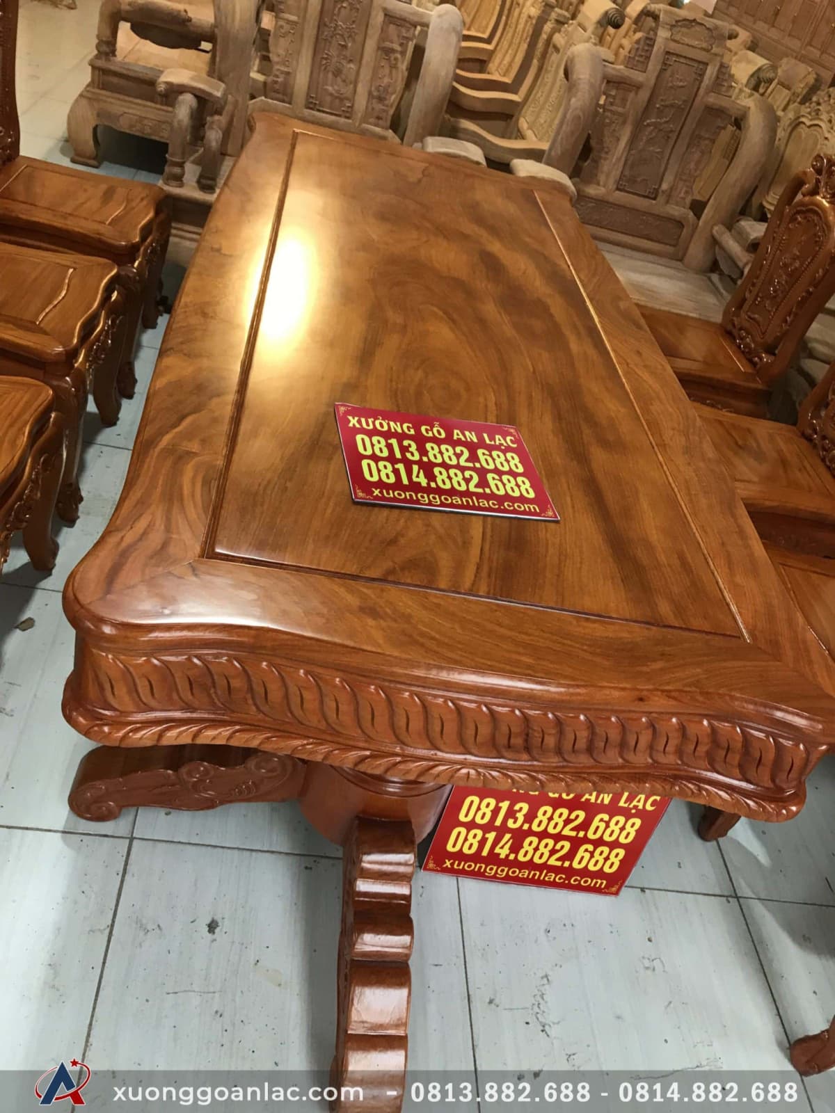 Bộ bàn ăn 8 ghế mẫu Louis Hoa Hồng gỗ Gõ Đỏ chọn vân VIP (Chú Hòa, Sơn Tây) 13 Bàn chữ nhật nguyên tấm, mặt bàn trơn gỗ kate vân nổi siêu đẹp.