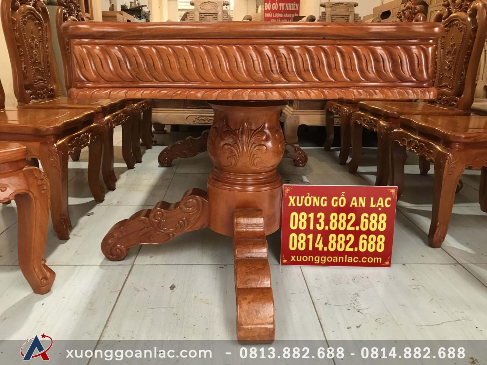 Bộ bàn ăn 8 ghế mẫu Louis Hoa Hồng gỗ Gõ Đỏ chọn vân VIP (Chú Hòa, Sơn Tây) 14 Yếm chạm sen dẹo, 2 chân trụ 18cm, kiềng 3 chân chắc chắn