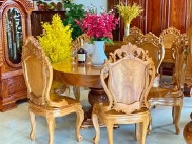 Bộ Bàn Ăn Tròn Gỗ Gõ Giả Nguyên Khối 6 Ghế Đục Hoa Lá Tây Sang Trọng