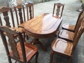 Bàn ăn của bộ sản phẩm được thiết kế kiểu dáng oval bo tròn viền