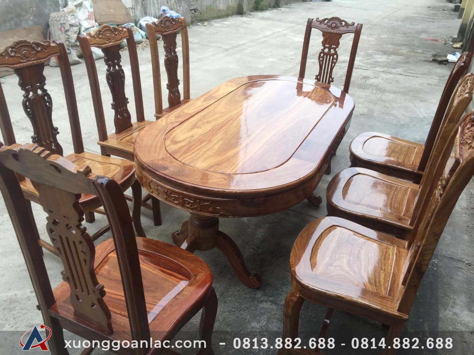 Bộ bàn ghế ăn gỗ hương Việt 8 ghế phun bóng vân trần 7 Bàn ăn của bộ sản phẩm được thiết kế kiểu dáng oval bo tròn viền