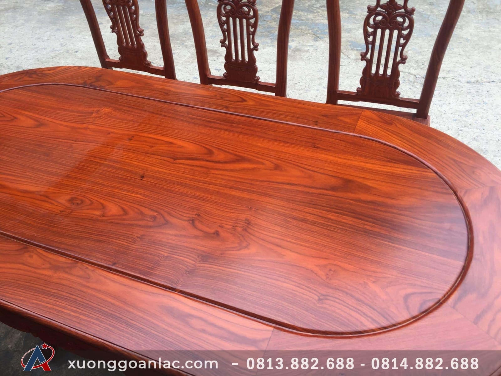 Bộ bàn ghế ăn gỗ hương đá 8 ghế phun PU cánh gián 10 Bàn ăn của bộ sản phẩm được thiết kế kiểu dáng oval bo tròn viền