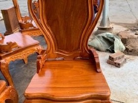 Ghế ăn hoa lá tây tựa cong có tay 19 yếm và chân cũng được đục rất đẹp