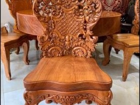 cận cảnh chiếc ghế ăn hoàng gia