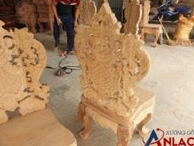 mặt sau cũng được đục sắc nét