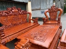 Mặt bàn chạm đục tứ linh Long- Lân – Quy – Phụng: Tượng trưng cho sức mạnh của tự nhiên, đất trời mang đến những điều may mắn, tốt lành, thuận lợi trong cuộc sống cho gia chủ.