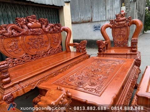 Mặt bàn chạm đục tứ linh Long- Lân – Quy – Phụng: Tượng trưng cho sức mạnh của tự nhiên, đất trời mang đến những điều may mắn, tốt lành, thuận lợi trong cuộc sống cho gia chủ.