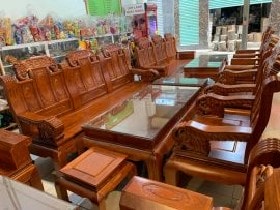 Chất gỗ chắc và cứng cáp. Bạn không cần phải tiết kiệm tiền để mua bộ mới ít nhất là trong vòng 20 năm.