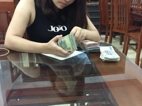 Bộ bàn ăn 2 tầng 6 ghế gỗ xoan hàng đặt của Nhà hàng Nam Phương (Điện Biên) 19 Chị Hoa chủ nhà hàng đã tin tưởng đặt 12 bộ bàn ghế 2 tầng cho nhà hàng của mình