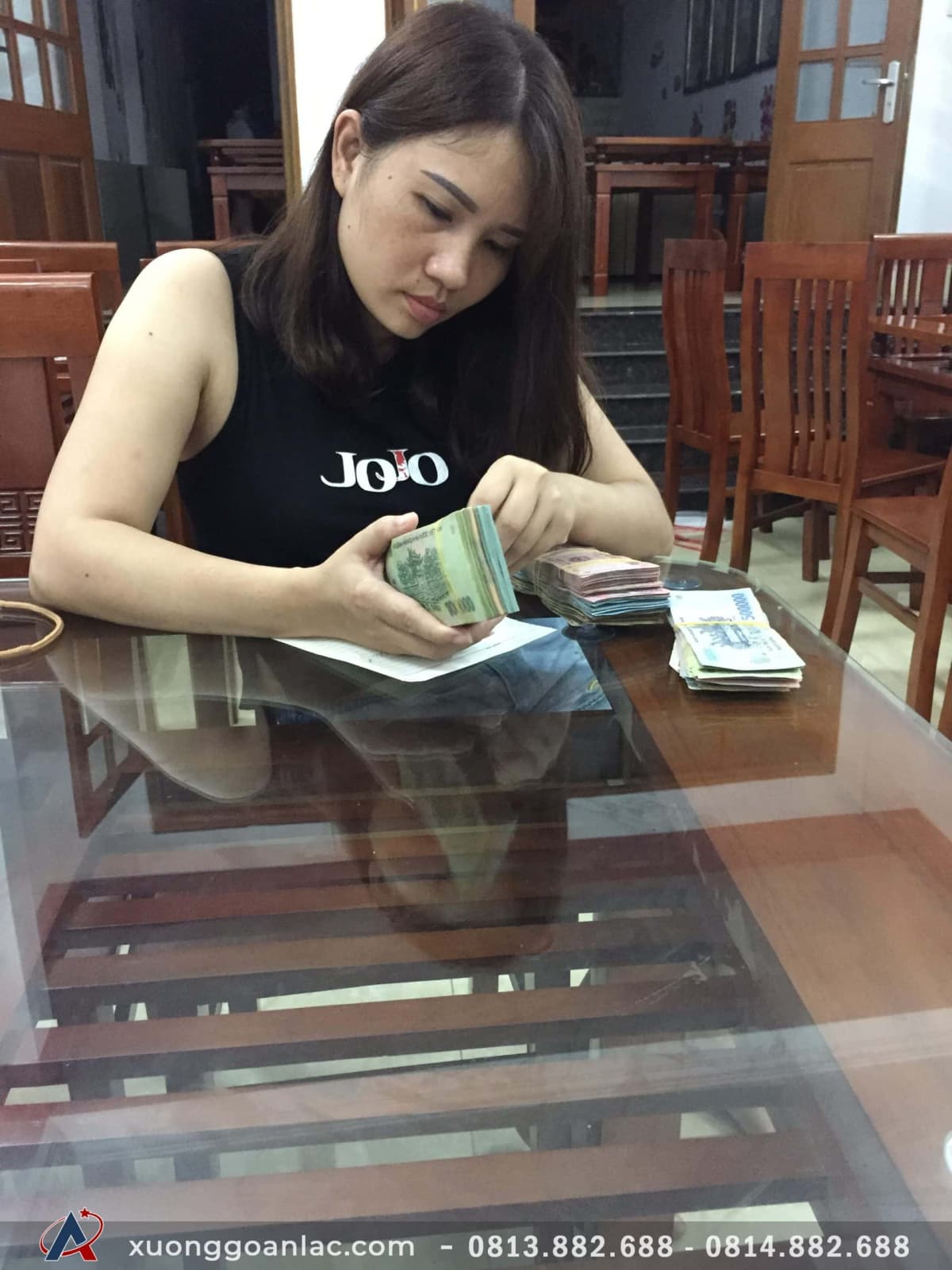 Bộ bàn ăn 2 tầng 6 ghế gỗ xoan hàng đặt của Nhà hàng Nam Phương (Điện Biên) 30 Chị Hoa chủ nhà hàng đã tin tưởng đặt 12 bộ bàn ghế 2 tầng cho nhà hàng của mình