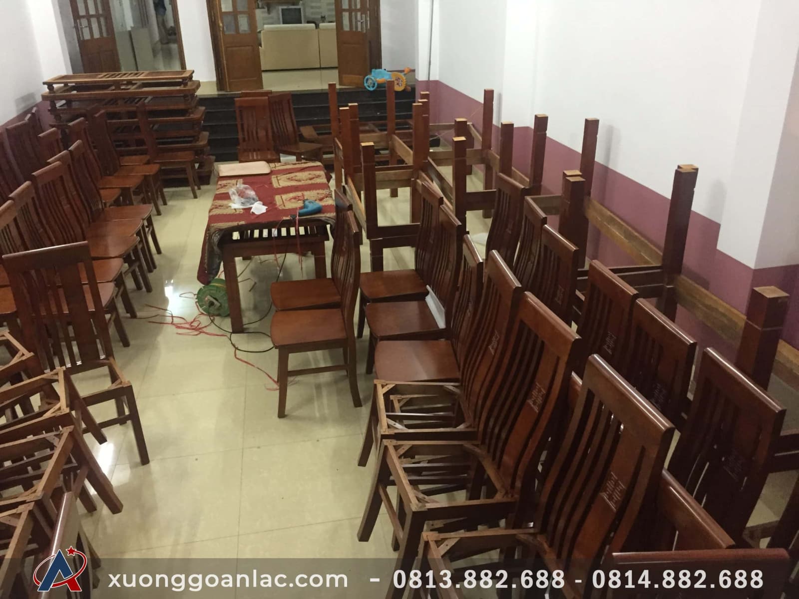Bộ bàn ăn 2 tầng 6 ghế gỗ xoan hàng đặt của Nhà hàng Nam Phương (Điện Biên) 8 Bộ bàn ăn 2 tầng 6 ghế gỗ xoan hàng đặt của Nhà hàng Nam Phương (Điện Biên) - Ảnh 8