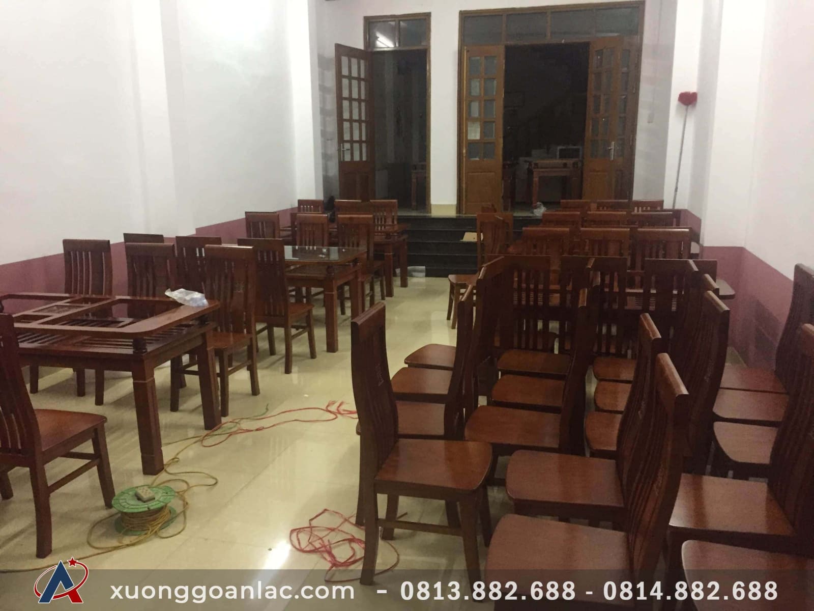 Bộ bàn ăn 2 tầng 6 ghế gỗ xoan hàng đặt của Nhà hàng Nam Phương (Điện Biên) 7 Bộ bàn ăn 2 tầng 6 ghế gỗ xoan hàng đặt của Nhà hàng Nam Phương (Điện Biên) - Ảnh 7