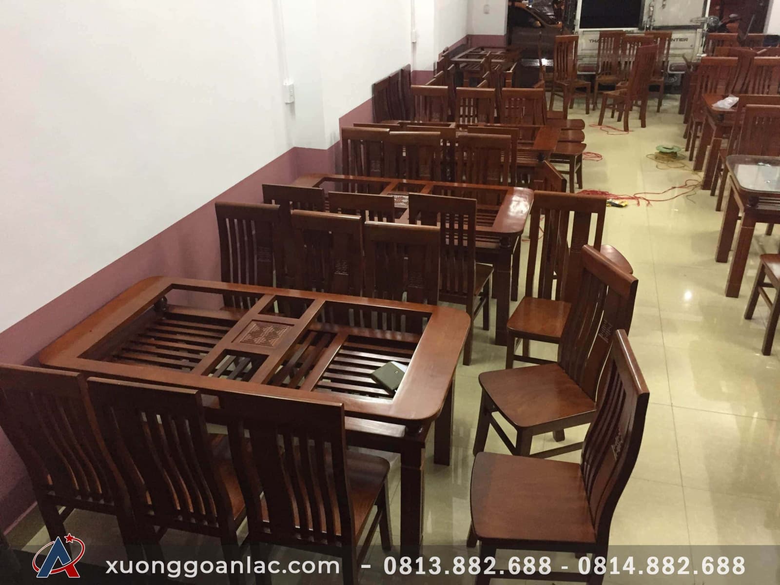Bộ bàn ăn 2 tầng 6 ghế gỗ xoan hàng đặt của Nhà hàng Nam Phương (Điện Biên) 24 Hoạ tiết hình chữ Triện được chọn lựa làm hoa văn cho mặt bàn được chạm trổ tinh xảo