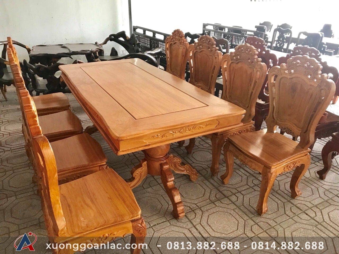 Bộ bàn ăn chữ nhật 8 ghế gỗ gõ đỏ mẫu đục hoa lá tây (Anh Giáp, Tuyên Quang) 10 Bộ bàn ghế được trạm trổ sắc nét, vân tuyển chọn, phun màu trần gỗ nổi vân