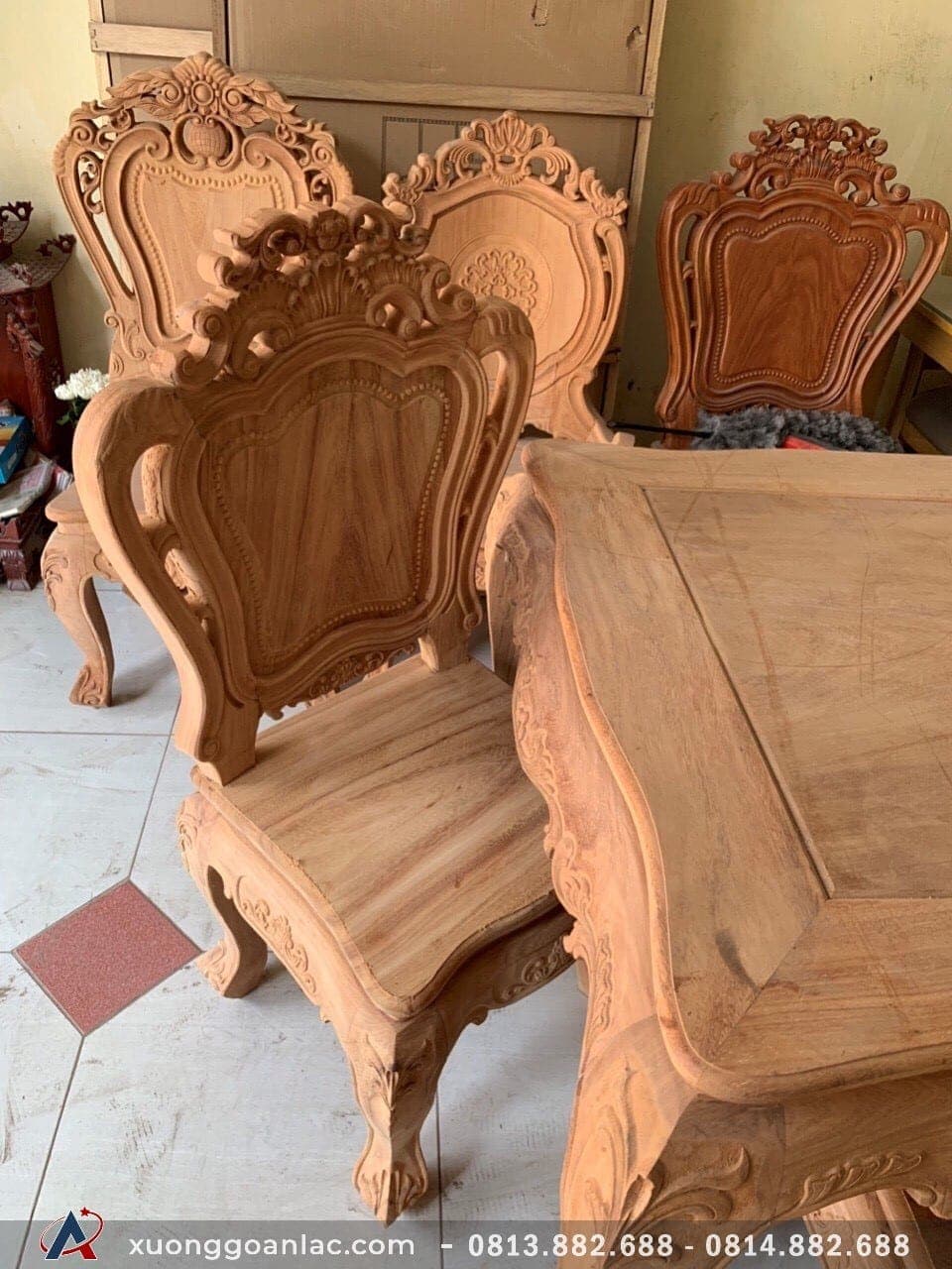 Bộ bàn ăn chữ nhật 8 ghế gỗ gõ đỏ mẫu đục hoa lá tây (Anh Giáp, Tuyên Quang) 9 Ghế cao 1,15m mặt rộng 52cm mặt ghế ngồi cao 47cm