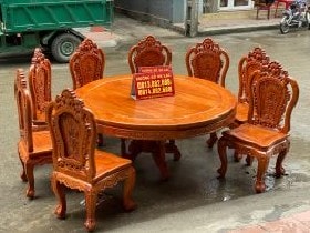 Bộ bàn ăn tròn 8 ghế mẫu Luois hoa hồng gỗ hương đá (Anh Đức, Bình Dương) 11 Phần yếm 8 phân chạm viền hoa tinh xảo