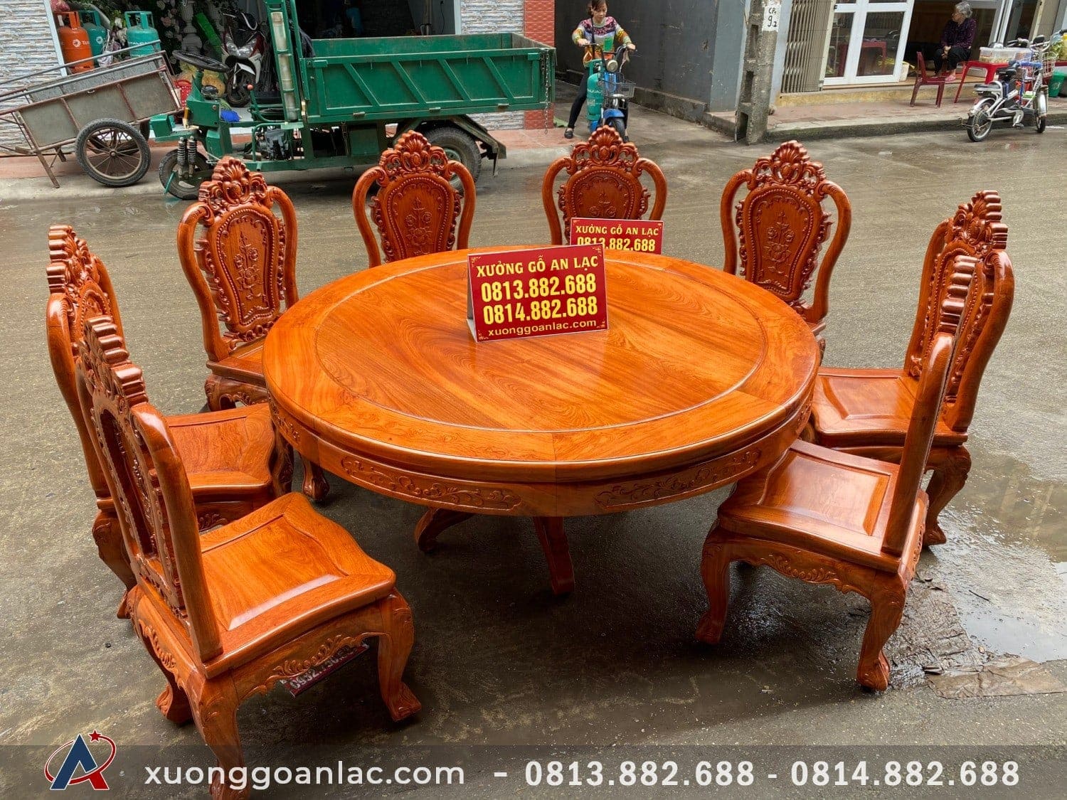 Bộ bàn ăn tròn 8 ghế mẫu Luois hoa hồng gỗ hương đá (Anh Đức, Bình Dương) 12 Bàn ăn thiết kế dạng bàn tròn được sử dụng nhiều trong các gia đình đông thành viên.