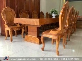 Bộ bàn ăn nguyên khối gỗ gõ đỏ 10 ghế đục hoa lá tây (Anh Hải, Đà Nẵng) 7 Ghế ngồi được chạm khắc tinh xảo với viền ghế và hai chân trước của ghế được chạm hoa tây tinh tế, lưng ghế trơn bóng tạo sự thoải mái khi ngồi.