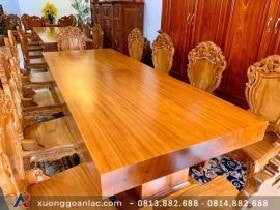 Bộ bàn ăn nguyên khối gỗ gõ đỏ 10 ghế đục hoa lá tây (Chú Giang, Ninh Bình) 6 Mặt bàn được thiết kế vuông vức lạ mắt, phù hợp với nhiều dạng phòng bếp khác nhau.