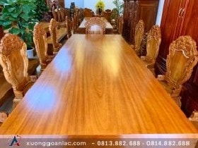 Bộ bàn ăn nguyên khối gỗ gõ đỏ 10 ghế đục hoa lá tây (Chú Giang, Ninh Bình) 9 Bàn ăn gỗ tự nhiên nguyên khối với thiết kế đơn giản, đảm bảo nét đẹp tinh tế của gỗ tự nhiên.